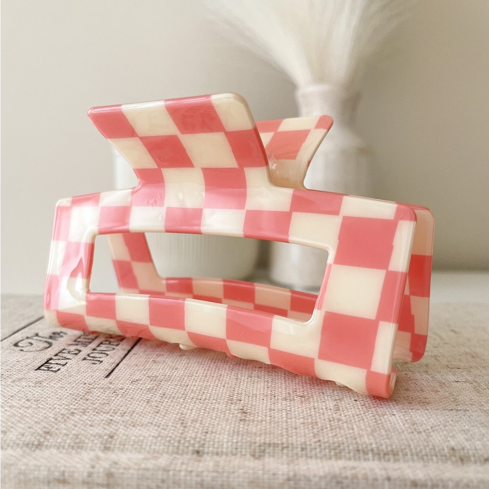 πHPπ Coral Pink & Cream Abstract Wavy Checkered Claw Hair Clip - Picture 2 of 7